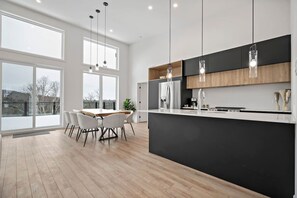 冰箱、微波炉、烤箱、炉灶