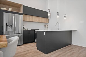 冰箱、微波炉、烤箱、炉灶