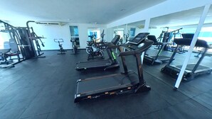 A gym with treadmills, stationary bikes, and weight machines. - apartamento de 2 habitaciones (Cartagena de Indias)