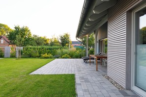 Outdoor dining - Vacation home Neukalen on Lake Kummerow - ideal for families and small groups (Neukalen)