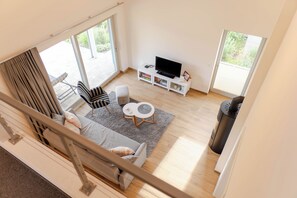 Een smart-tv en een open haard