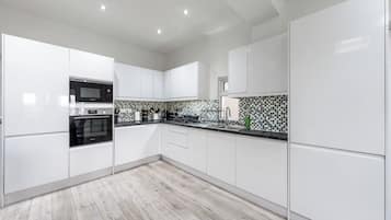 House | Private kitchen | Fridge, microwave, oven, stovetop