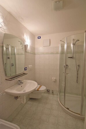 Doccia, asciugacapelli, bidet, asciugamani
