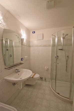 Dusche, kostenlose Toilettenartikel, Haartrockner, Bidet
