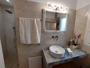 Een haardroger, handdoeken, zeep, toiletpapier