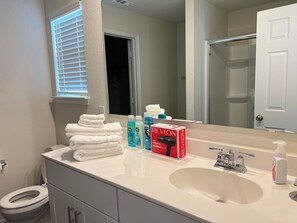 Douche, séchoir à cheveux, serviettes fournies, savon