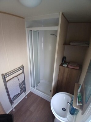 Chalet | Bathroom | Shower, towels