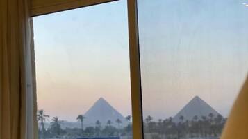 Panoramic Twin Room, Terrace, Pyramids View | Camas con pillow-top, artículos del minibar gratis y escritorio