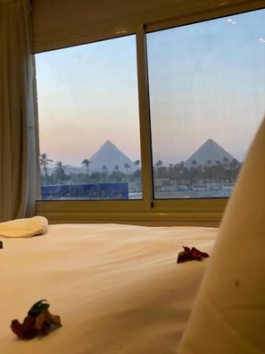 Pillow-top beds, free minibar, desk, free WiFi - Galleria Pyramids View Hotel (Giza)