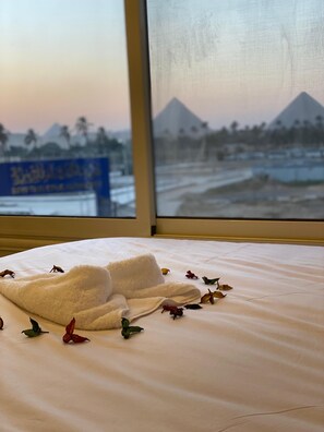Premium bedding, down duvets, pillow-top beds, free minibar - Galleria Pyramids View Hotel (Giza)