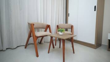 高級寢具、羽絨被、特厚豪華床墊、迷你吧贈品