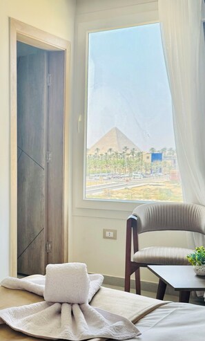 Premium bedding, down duvets, pillow-top beds, free minibar - Galleria Pyramids View Hotel (Giza)