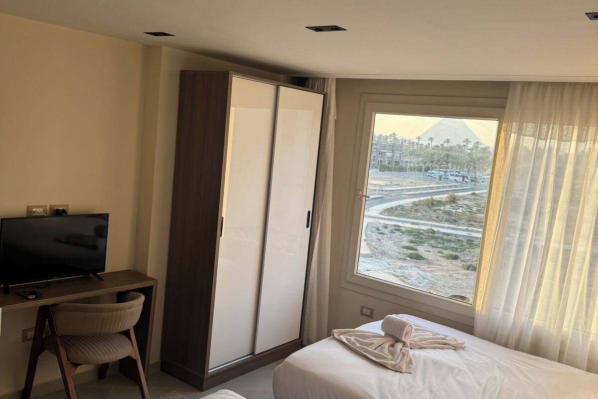 Pillowtop beds, minibar (free items), desk, WiFi (free)