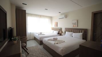 Superior Quadruple Room, Pyramids View | Surmatelas, articles gratuits dans le mini-bar, bureau, Wi-Fi gratuit