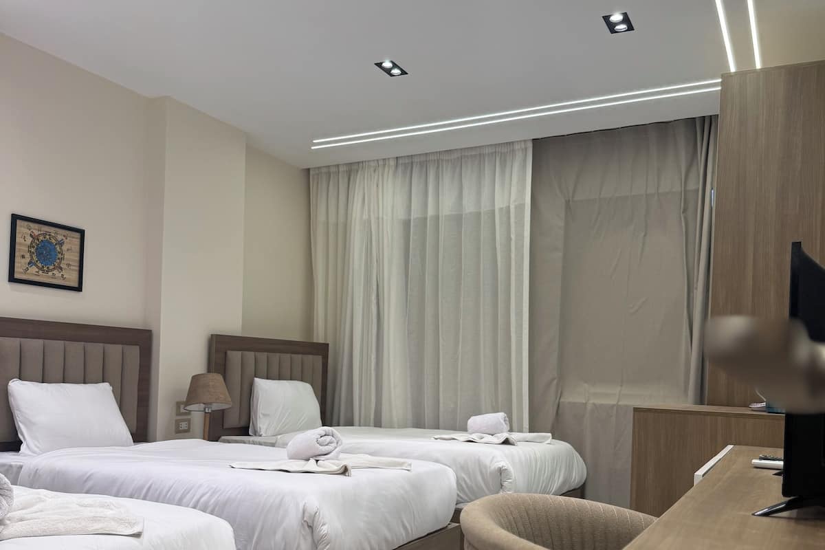 Habitación triple junior, vista a la montaña | 1 habitación, ropa de cama de alta calidad y edredón