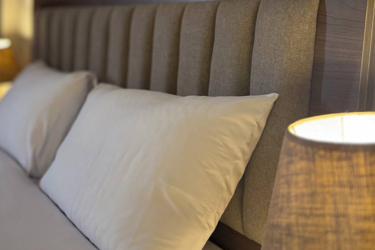 Pillowtop beds, minibar (free items), desk, WiFi (free)