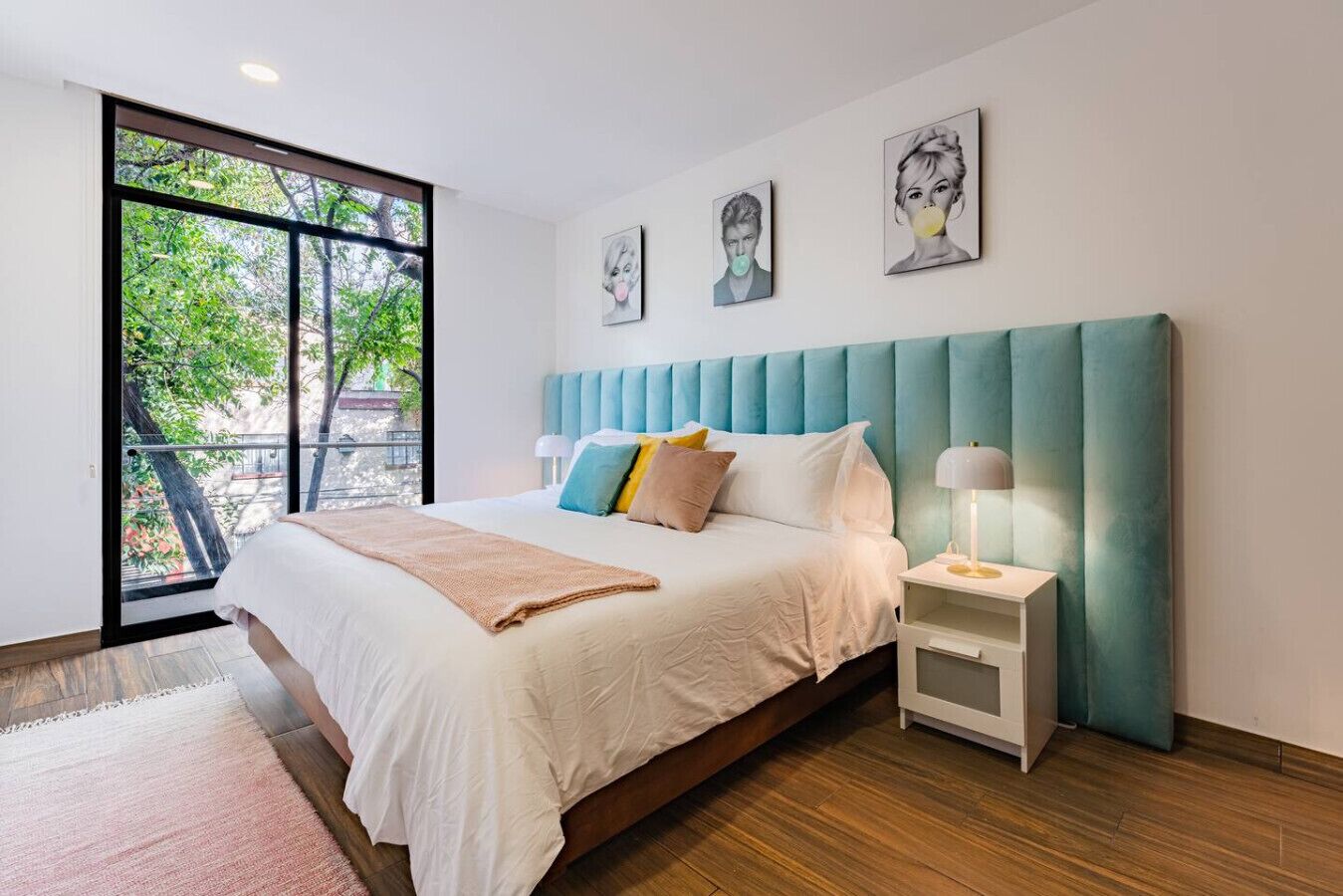 3 habitaciones, escritorio y tabla de planchar con plancha 