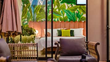 4 dormitorios, escritorio, tabla de planchar con plancha y cuna de viaje