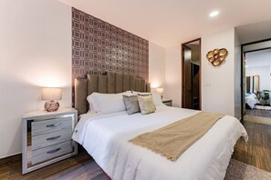 6 quartos, escrivaninha, ferros/tábuas de passar roupa, berço de viagem