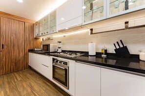 Geladeira, micro-ondas, fogão, cooktop