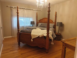 3 bedrooms, desk, iron/ironing board, free WiFi