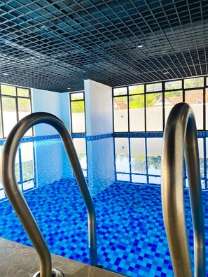 من حمّامات السباحة المغطاة، حمّام سباحة مُدفَّأ