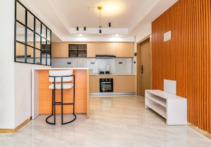 Køleskab, mikrobølgeovn, ovn, kogeplade