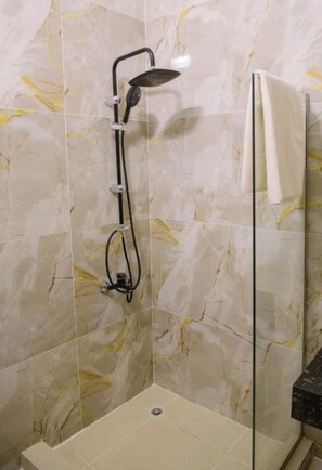 Separate bathtub and shower, towels, soap, shampoo - Eyaru Palace  (Luxor)