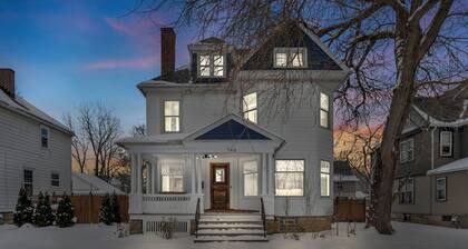 Spacious 5-bedroom house with parking and everything you need in charming Elyria