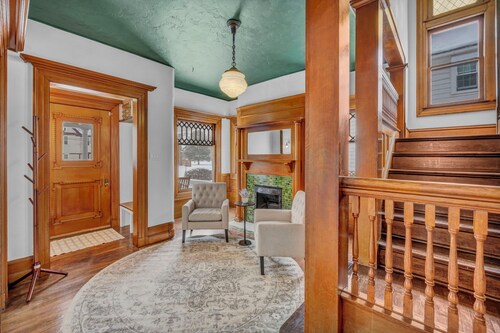 Spacious 5-bedroom house with parking and everything you need in charming Elyria