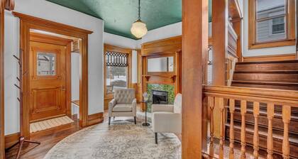 Spacious 5-bedroom house with parking and everything you need in charming Elyria