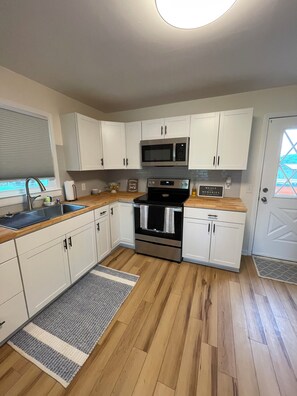 Fridge, microwave, oven, stovetop - On The Farm - Charming 3 Bedroom Farm Experience or Just a Peaceful Getaway (Sparta)