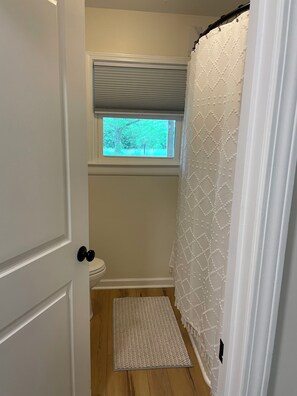 Secadora de cabello, toallas, papel de baño 