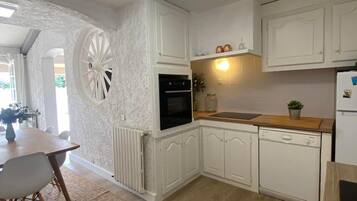 Een koelkast, een microgolfoven, een oven, een kookplaat