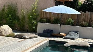 Een verwarmd zwembad