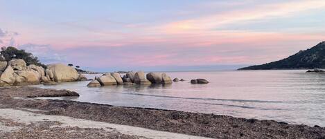 Una spiaggia nelle vicinanze