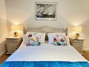 3 عدّة غرف نوم ومكواة/لوح كي وواي فاي وملاءات أسرّة