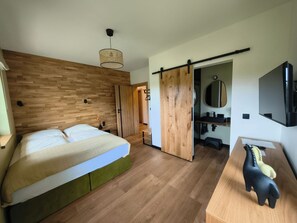 2 bedrooms, travel cot, free WiFi, bed sheets