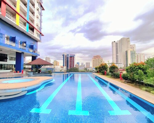 StayLuxia Studio with Kitchen, Sofabed, WiFi, Pool Netflix AC in vibrant Manila
