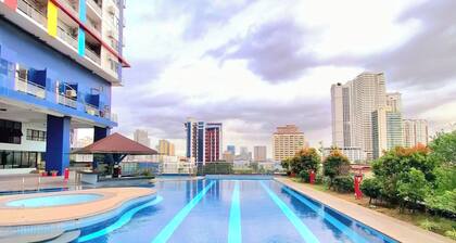 StayLuxia Studio with Kitchen, Sofabed, WiFi, Pool Netflix AC in vibrant Manila
