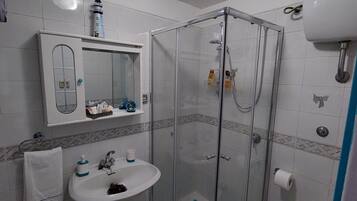 Douche, sĂšche-cheveux, bidet, serviettes fournies