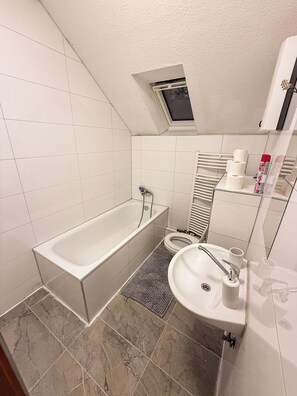 SĂšche-cheveux, serviettes fournies, savon, papier toilette