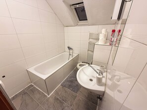 Haartrockner, Handtücher, Seife, Toilettenpapier