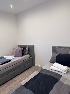 4 habitaciones, tabla de planchar con plancha, wifi y ropa de cama