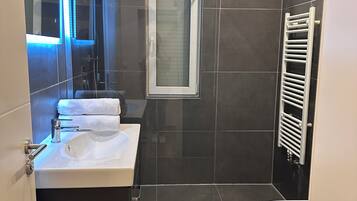Dusche, Haartrockner, Handtücher, Toilettenpapier