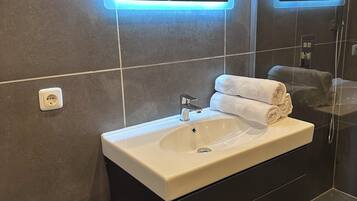 Dusche, Haartrockner, Handtücher, Toilettenpapier