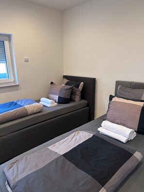 4 habitaciones, tabla de planchar con plancha, wifi y ropa de cama