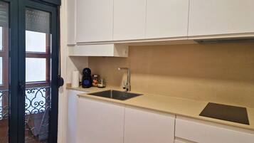 Een koelkast, een microgolfoven, een oven, een vaatwasser