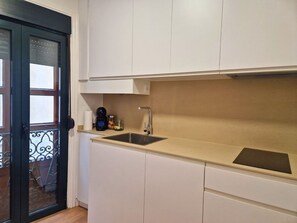 Frigorífico, microondas, horno y lavavajillas