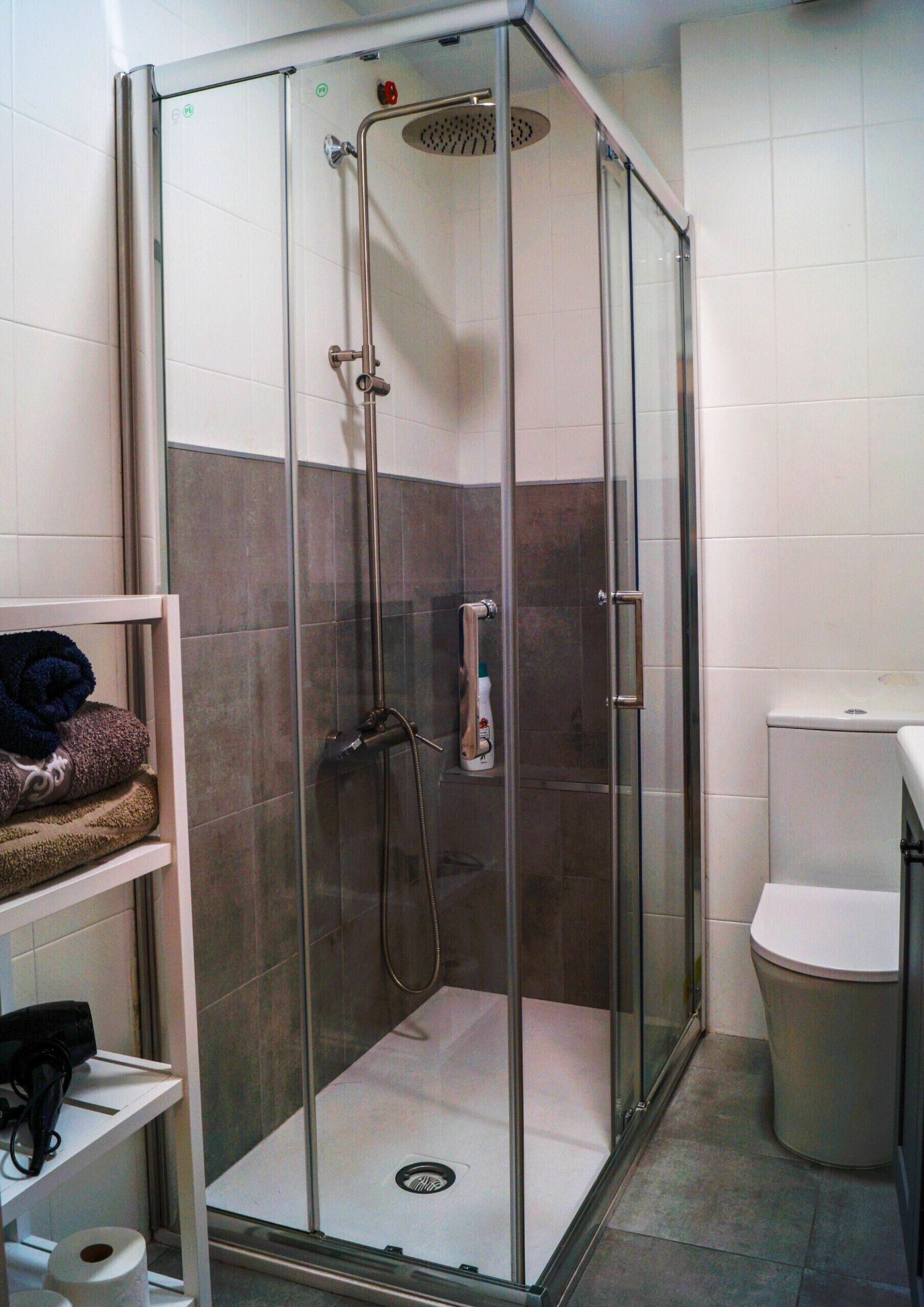 Een douche, een haardroger, handdoeken